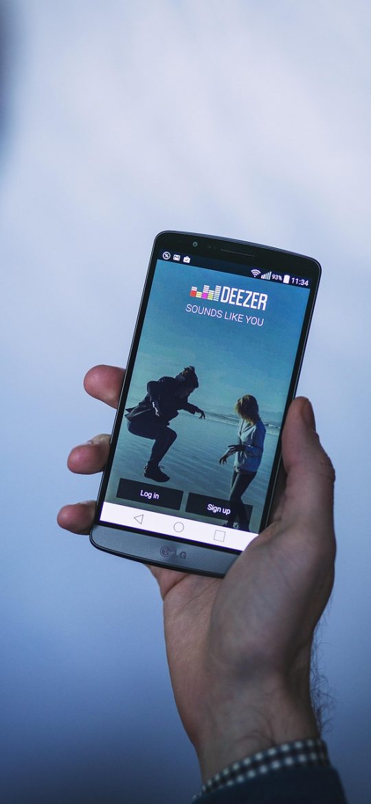 yandwx App 搜索界面截图，输入框里打着两个字，下方列出若干条匹配的收藏条目与标签，界面简洁克制